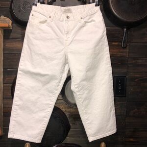 PREOWNED Womans L.L. Bean Classic Fit White Jean capri pants SZ 8pet